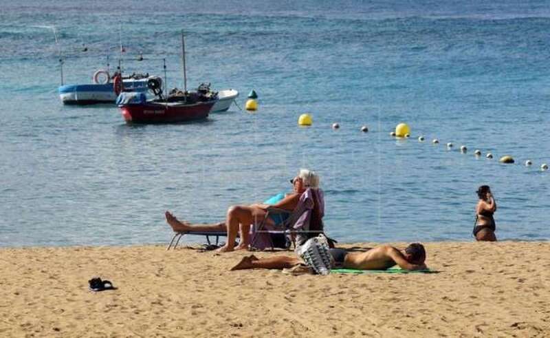 Foto de archivo de turistas disfrutando del sol en la playa de Las Canteras de Las Palmas de Gran Canaria el 1 de diciembre pasado / EFE Elvira Urquijo A.